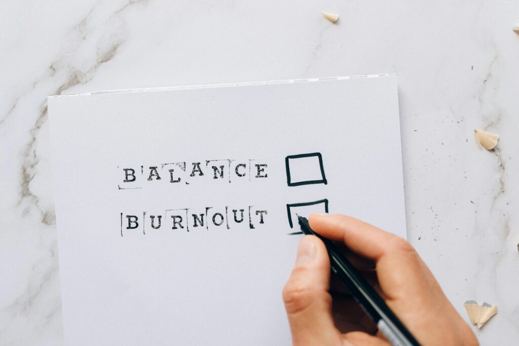 en småföretagare som väljer mellan balans och utbrändhet, burnout, symbolizing stress and choice. välja att växa utan stress