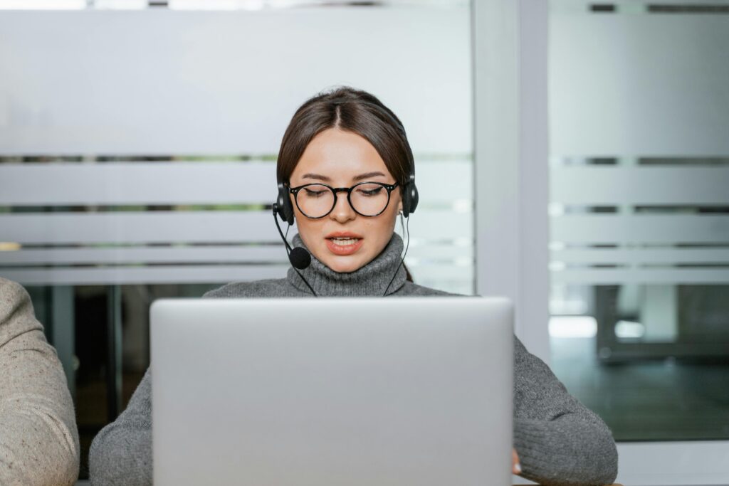 virtuell assistent som ger flerspråkigt affärsstöd online